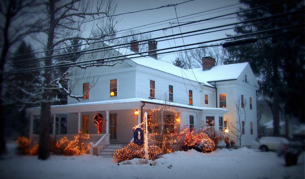 Riverwind Inn Bed And Breakfast Deep River Exterior photo